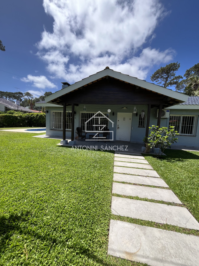 Casa ID.2970 - Casa de 4 dormitorios - Playa Mansa, Barbacoa, Piscina Climatizada.