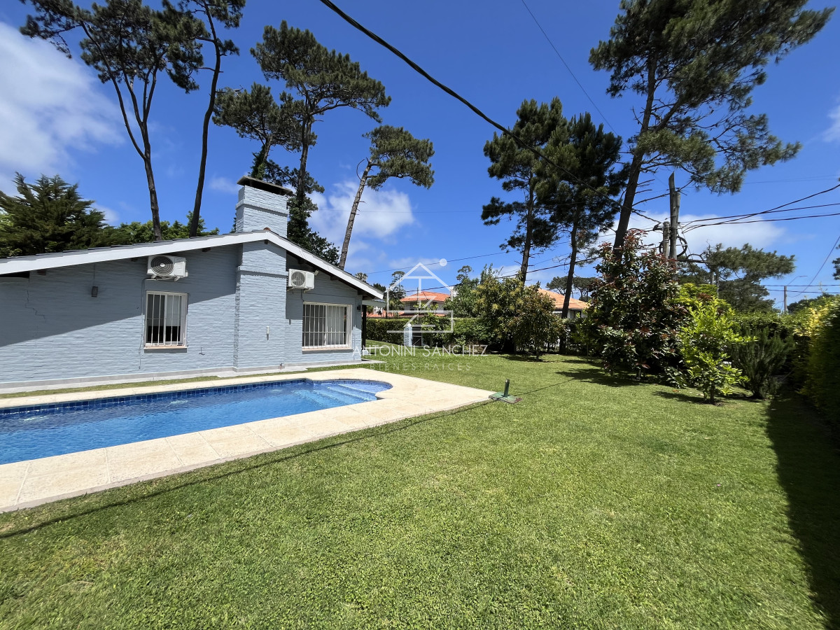 Casa ID.2970 - Casa de 4 dormitorios - Playa Mansa, Barbacoa, Piscina Climatizada.