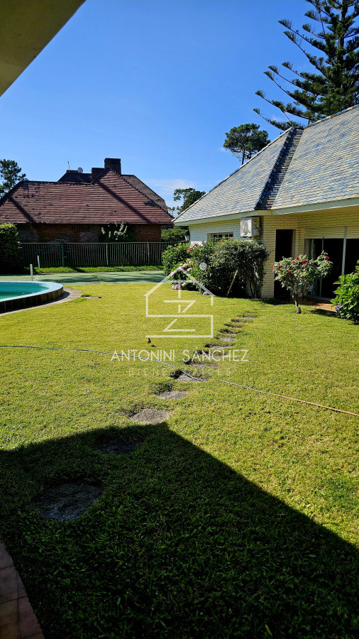 Casa ID.2499 - Casa en venta - 4 dormitorios Playa Mansa