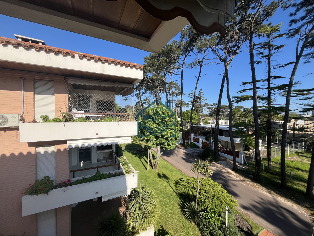 Apartamento ID.1126/Apartamento-en-venta-o-alquiler-temporario---3-dormitorios-Playa-Mansa. - Apartamento en venta o alquiler temporario - 3 dormitorios Playa Mansa.