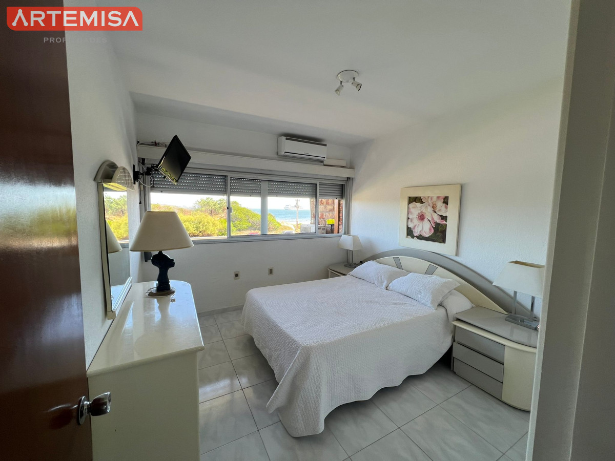 Apartamento ID.505 - 2 dormitorios frente al mar - Playa Mansa.