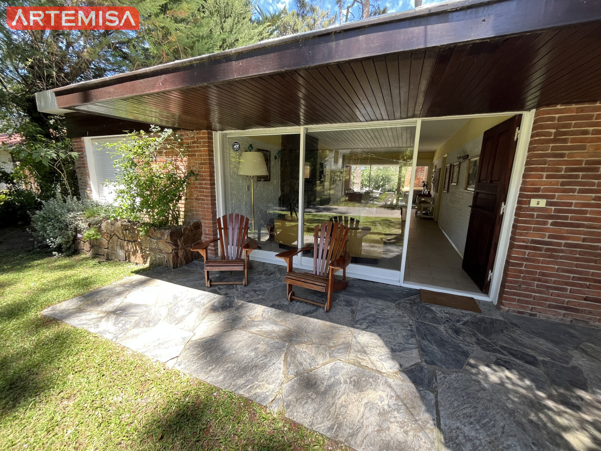Casa ID.441 - Casa en Playa Mansa, 5 dormitorios y 4 baños.