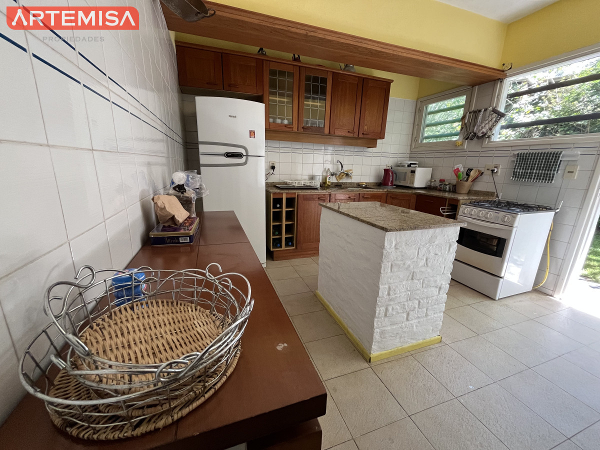 Casa ID.441 - Casa en Playa Mansa, 5 dormitorios y 4 baños.