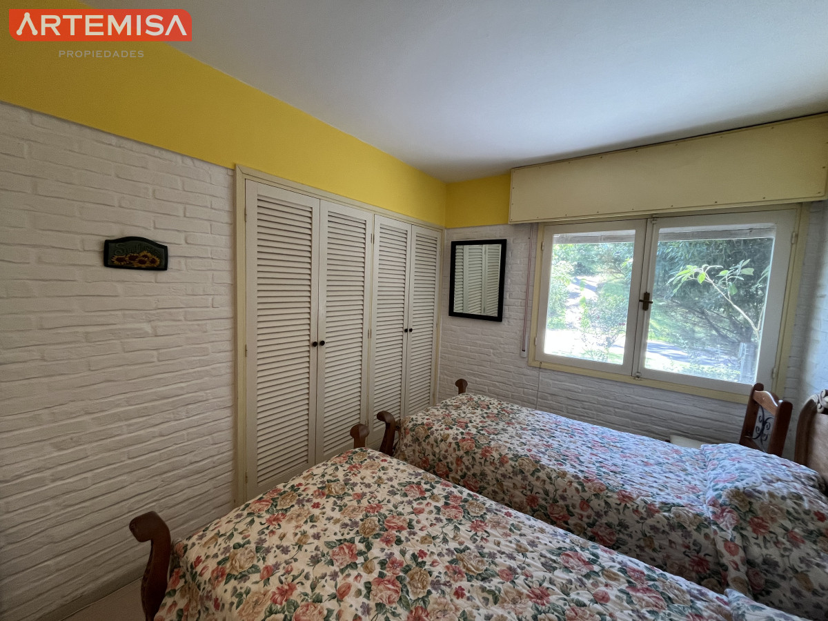 Casa ID.441 - Casa en Playa Mansa, 5 dormitorios y 4 baños.