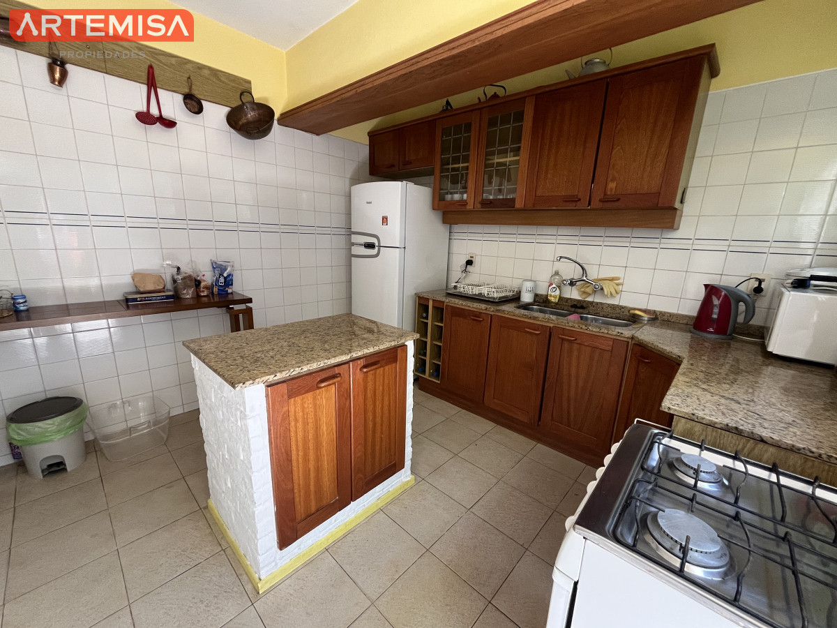 Casa ID.441 - Casa en Playa Mansa, 5 dormitorios y 4 baños.