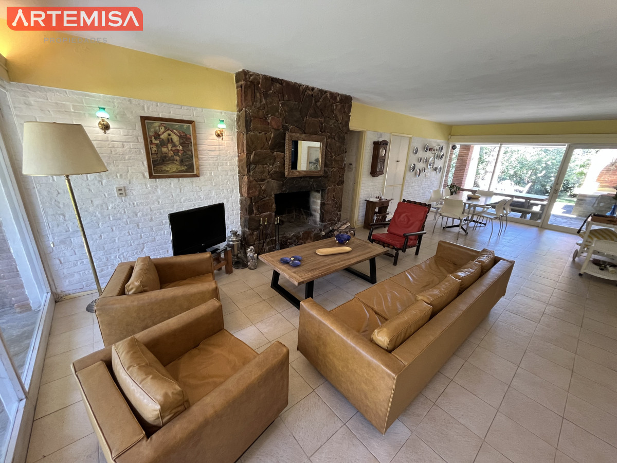 Casa ID.441 - Casa en Playa Mansa, 5 dormitorios y 4 baños.