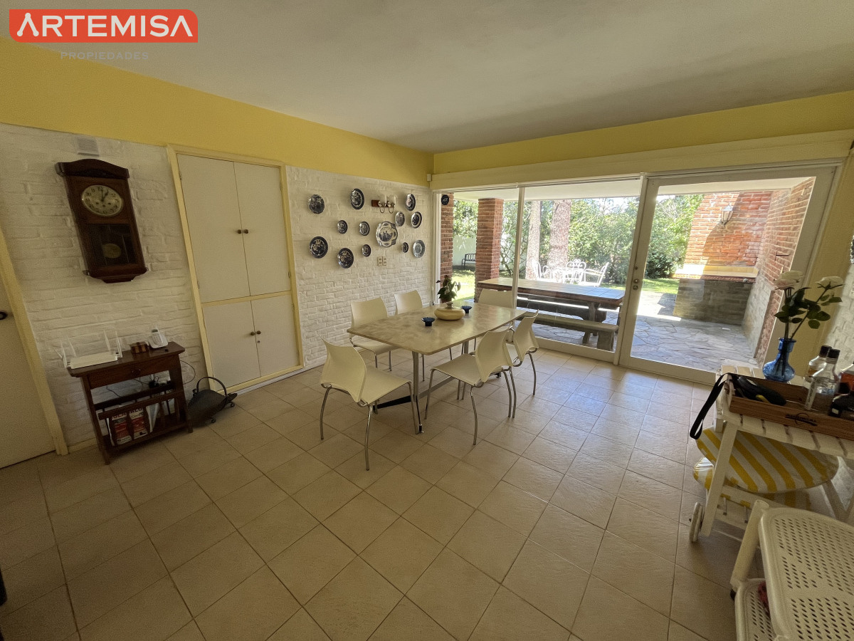 Casa ID.441 - Casa en Playa Mansa, 5 dormitorios y 4 baños.