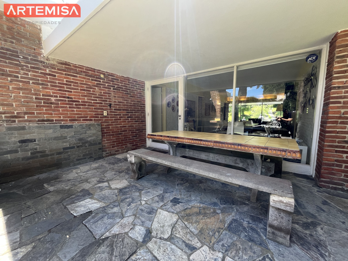 Casa ID.441 - Casa en Playa Mansa, 5 dormitorios y 4 baños.