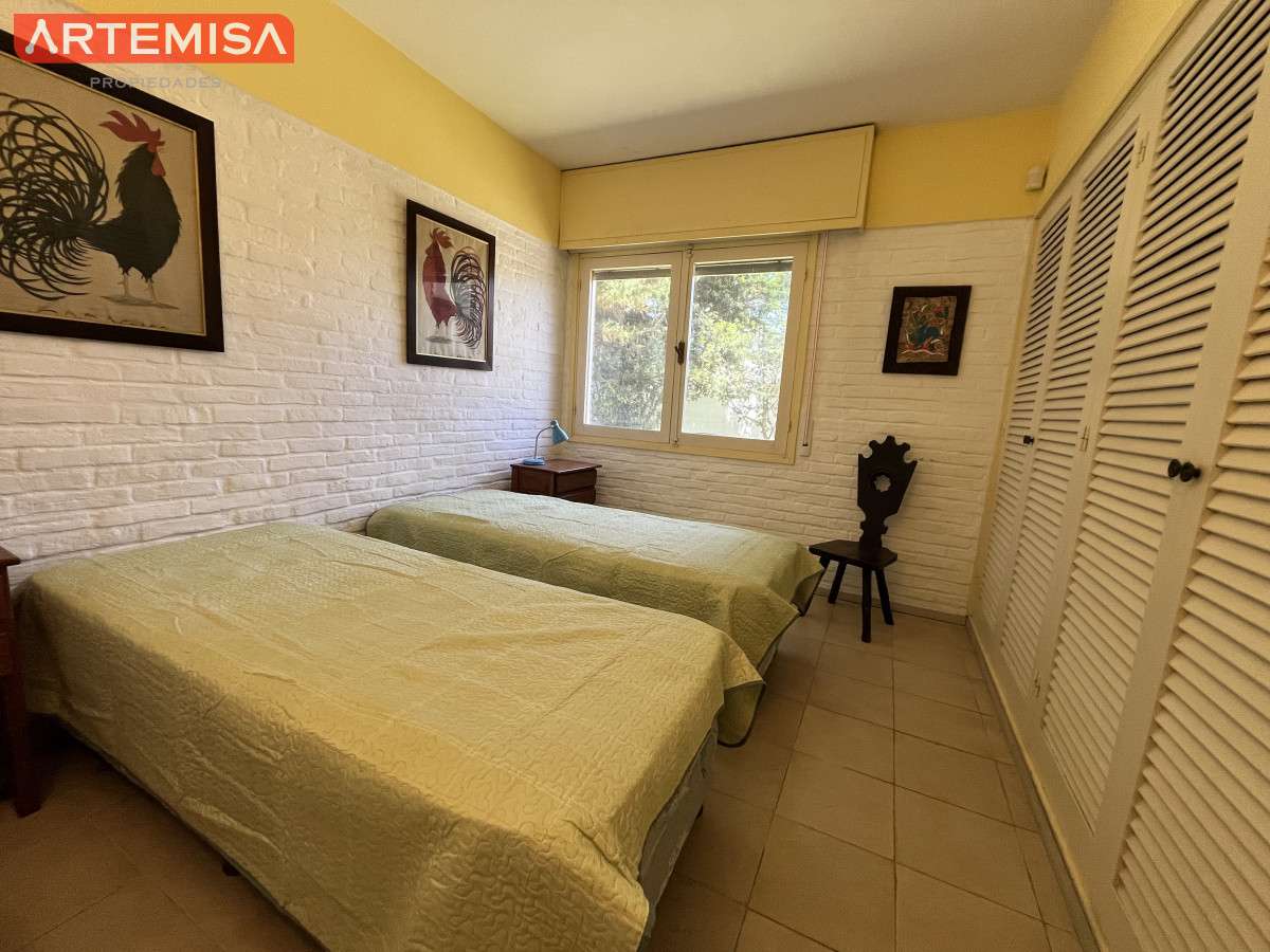 Casa ID.441 - Casa en Playa Mansa, 5 dormitorios y 4 baños.