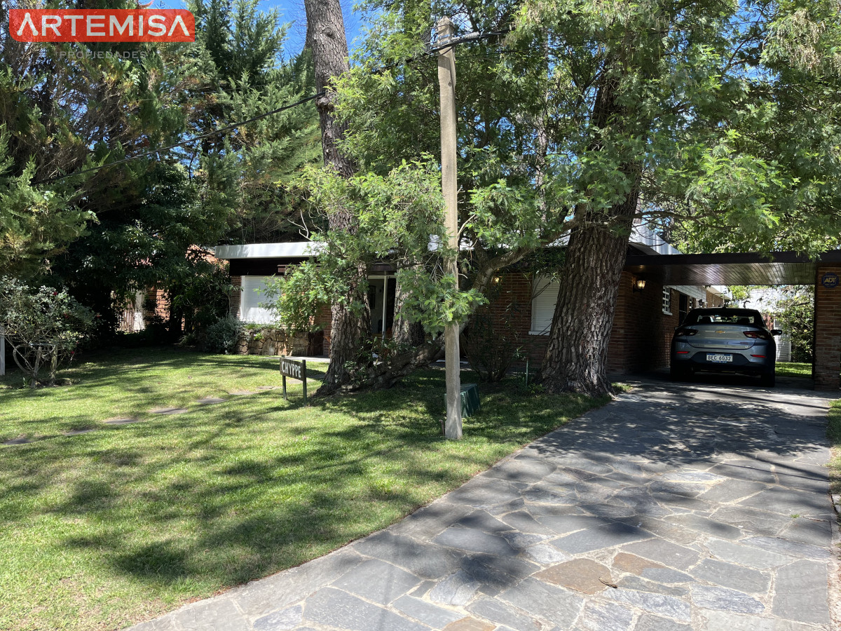 Casa ID.441 - Casa en Playa Mansa, 5 dormitorios y 4 baños.