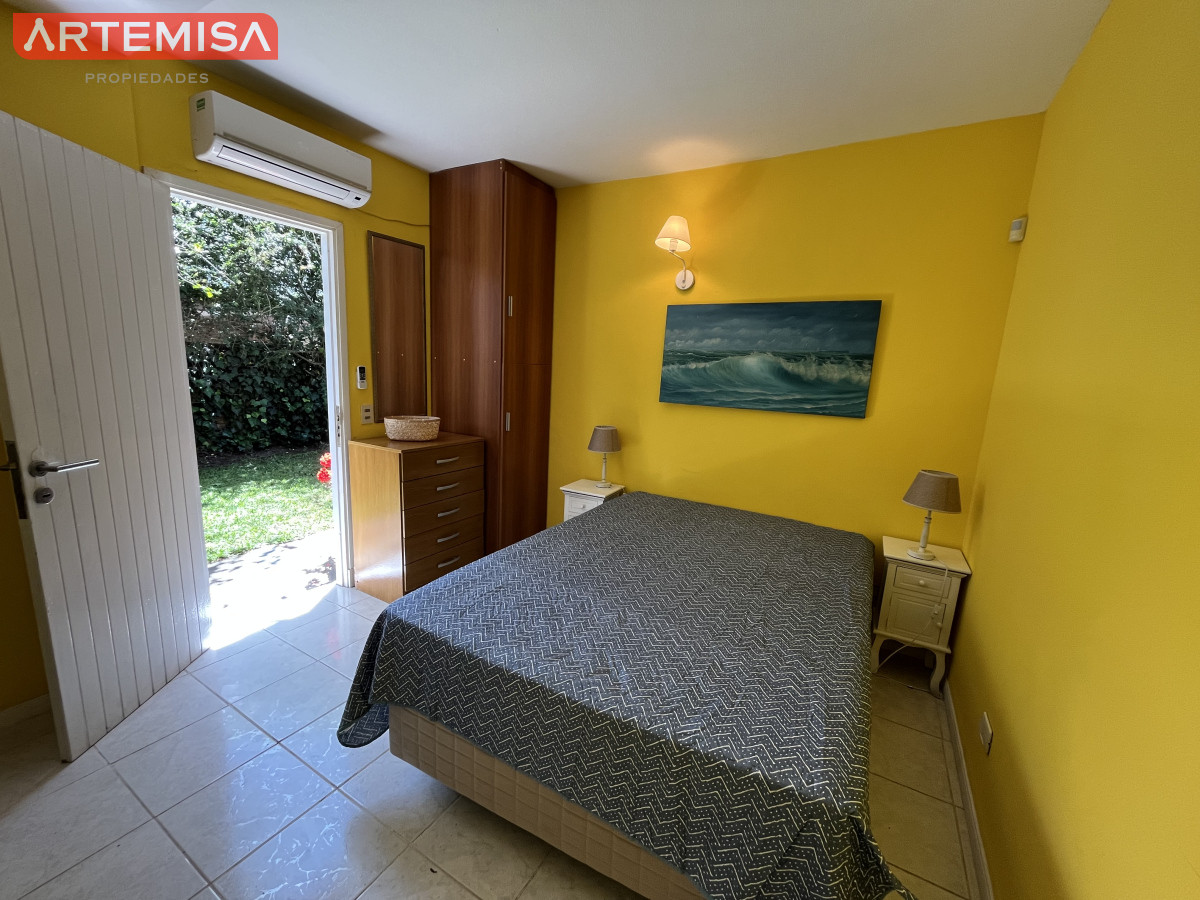 Casa ID.441 - Casa en Playa Mansa, 5 dormitorios y 4 baños.