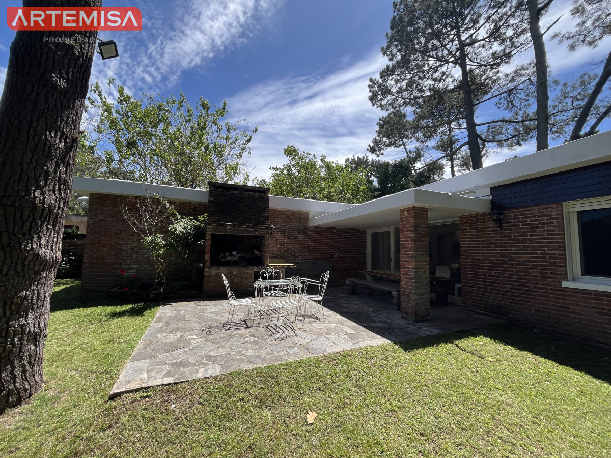 Casa ID.441 - Casa en Playa Mansa, 5 dormitorios y 4 baños.