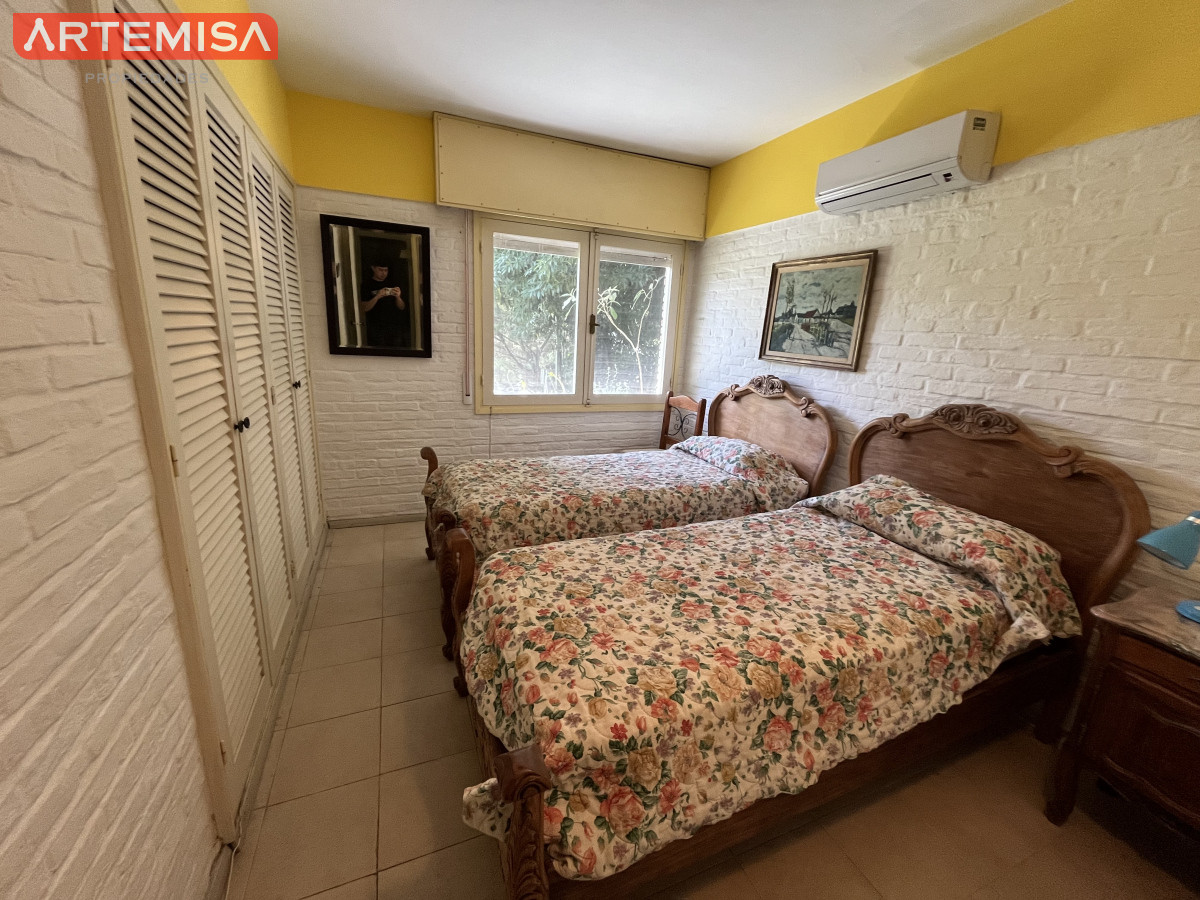 Casa ID.441 - Casa en Playa Mansa, 5 dormitorios y 4 baños.