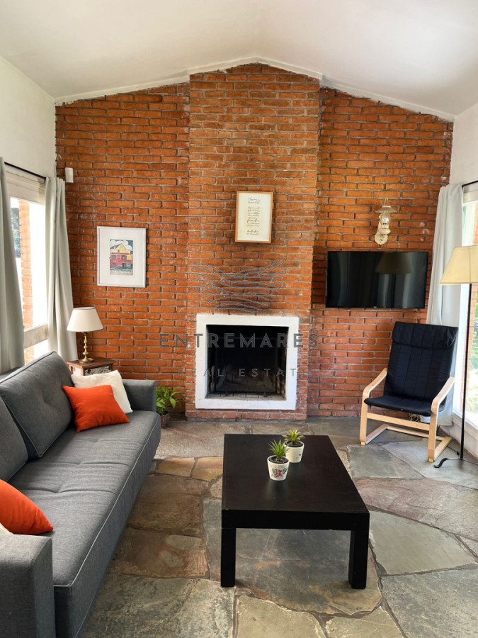 Casa ID.322 - Casa en alquiler - 2 dormitorios Lugano Punta Del Este