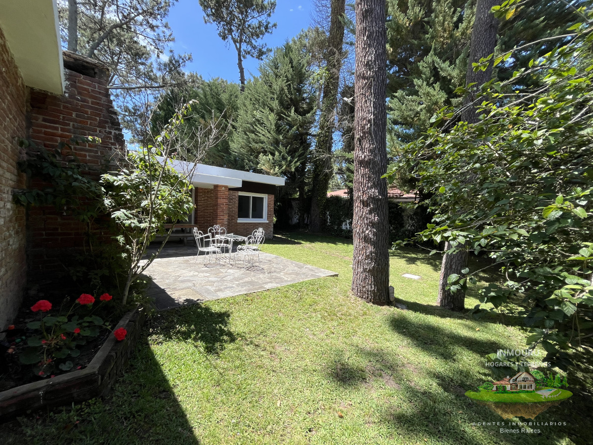 Casa ID.76 - Casa en Playa Mansa, 5 dormitorios y 4 baños.