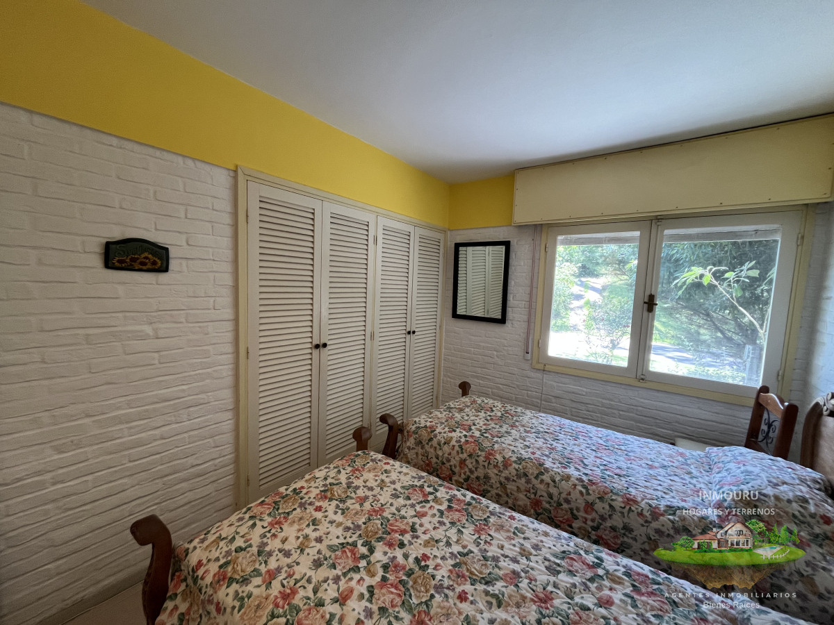 Casa ID.76 - Casa en Playa Mansa, 5 dormitorios y 4 baños.