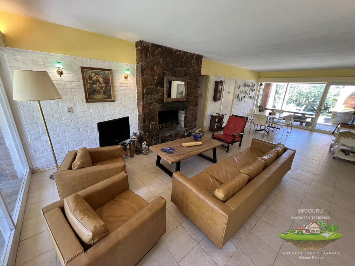 Casa ID.76 - Casa en Playa Mansa, 5 dormitorios y 4 baños.