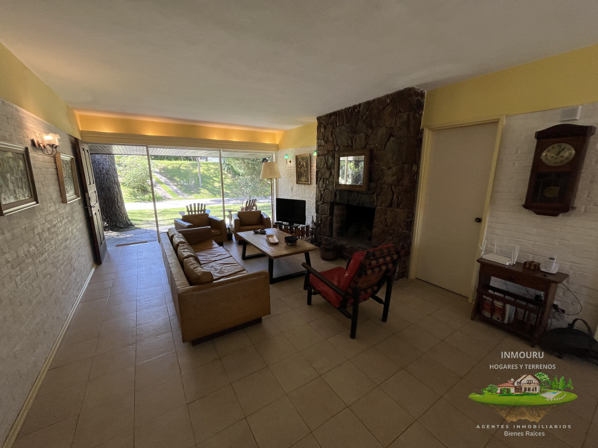 Casa ID.76 - Casa en Playa Mansa, 5 dormitorios y 4 baños.