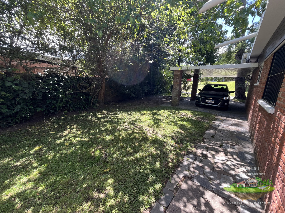 Casa ID.76 - Casa en Playa Mansa, 5 dormitorios y 4 baños.
