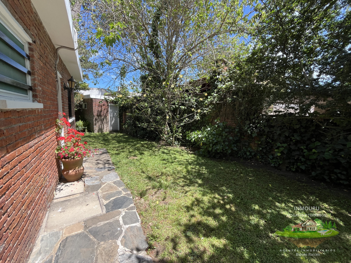 Casa ID.76 - Casa en Playa Mansa, 5 dormitorios y 4 baños.