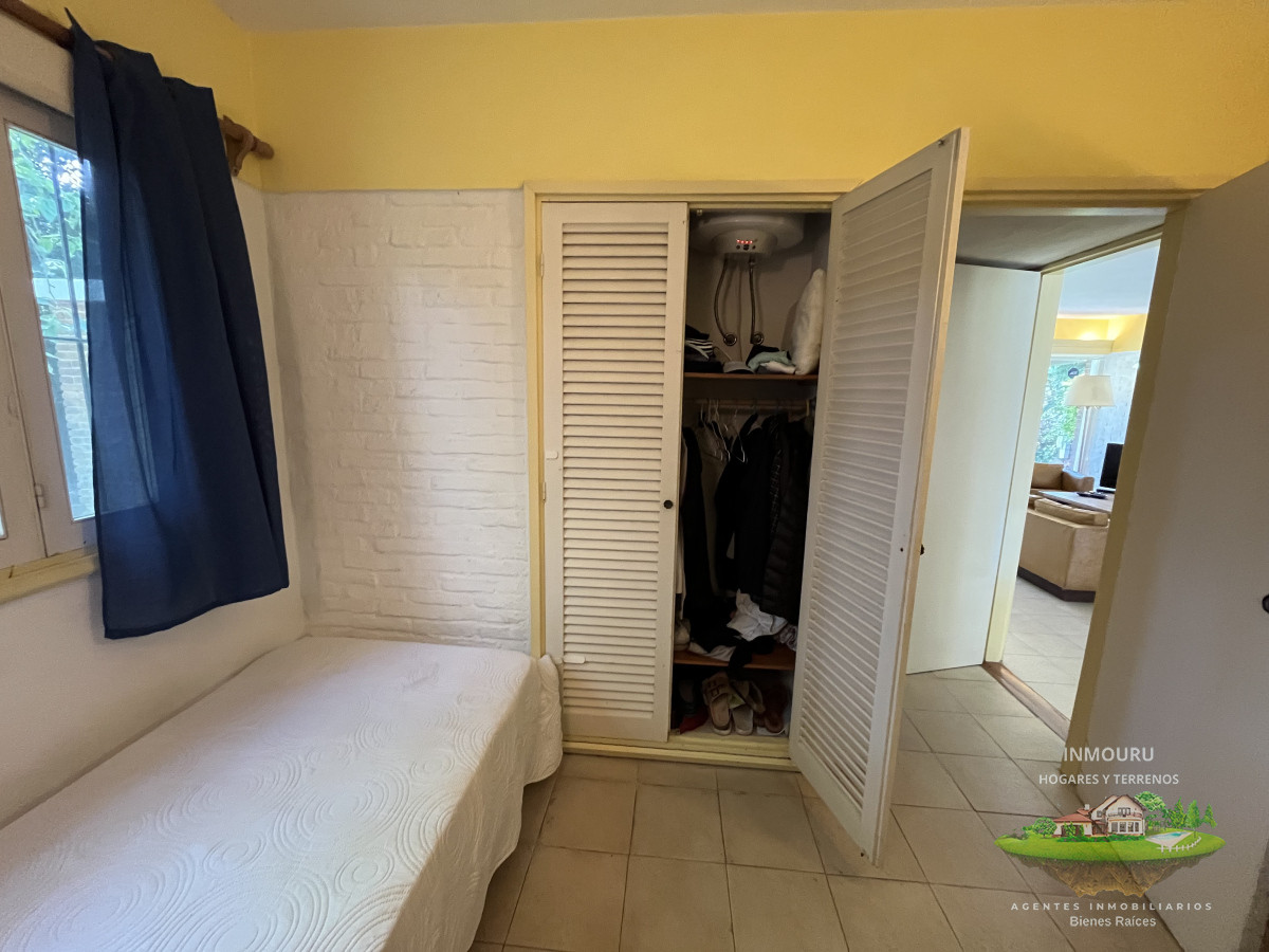 Casa ID.76 - Casa en Playa Mansa, 5 dormitorios y 4 baños.
