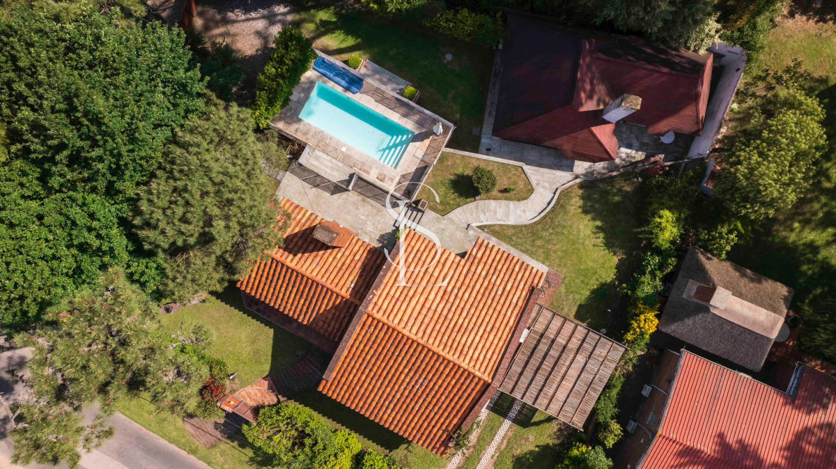 Casa ID.96 - Casa en venta 4 dormitorios - Pinares Piscina Climatizada.