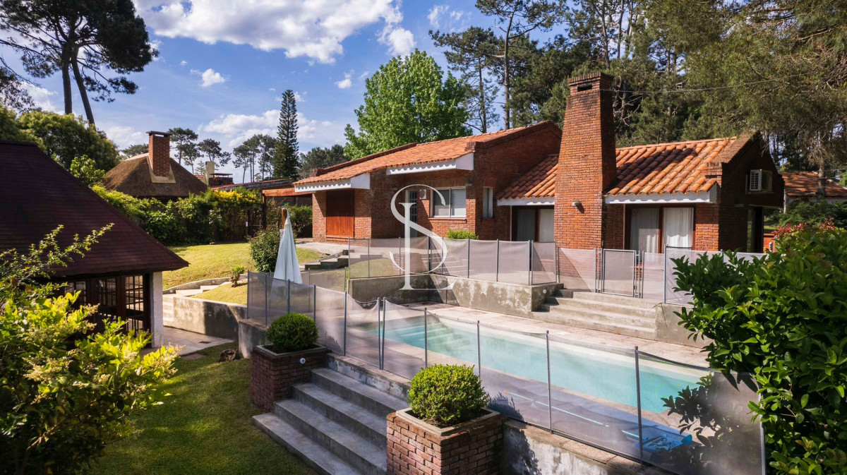 Casa ID.96 - Casa en venta 4 dormitorios - Pinares Piscina Climatizada.