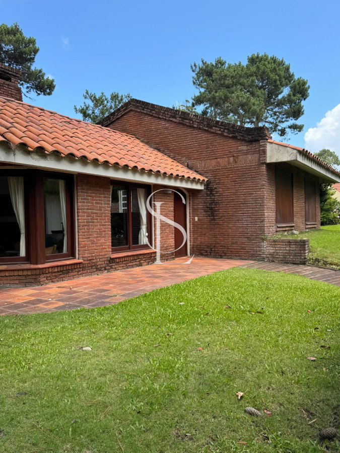 Casa ID.96 - Casa en venta 4 dormitorios - Pinares Piscina Climatizada.