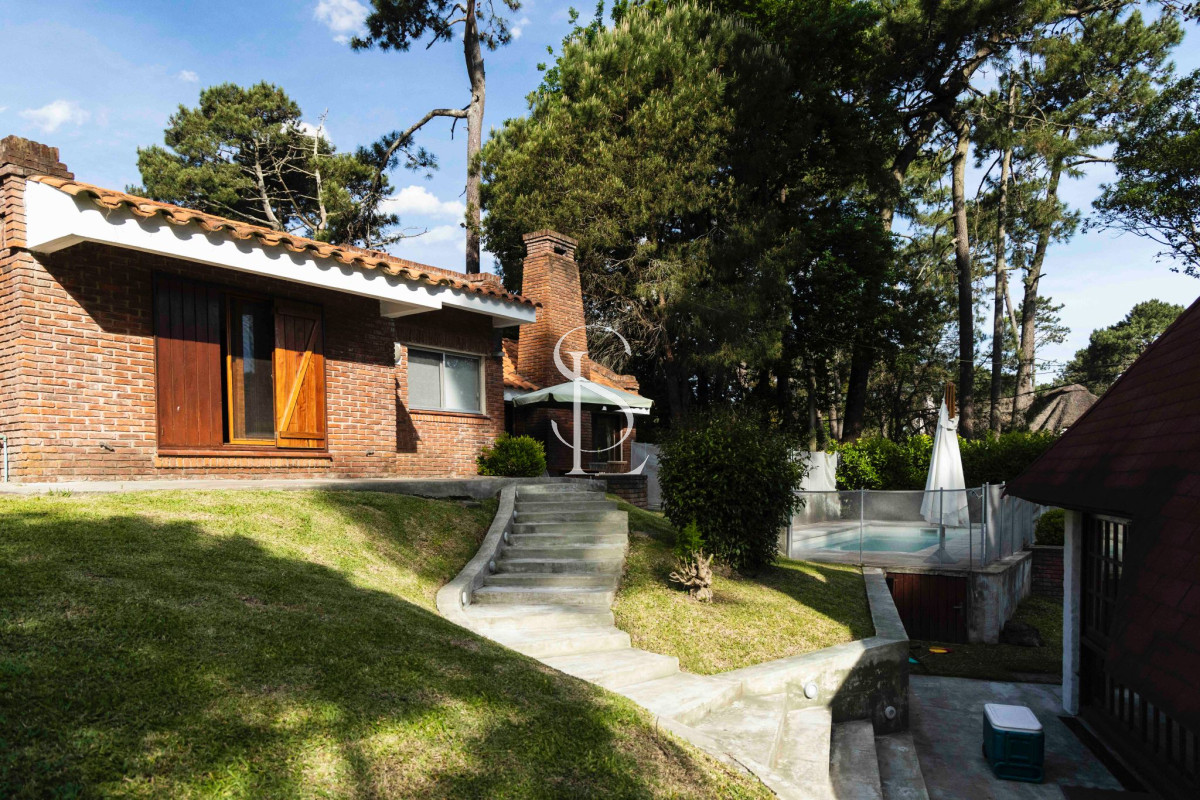 Casa ID.96 - Casa en venta 4 dormitorios - Pinares Piscina Climatizada.