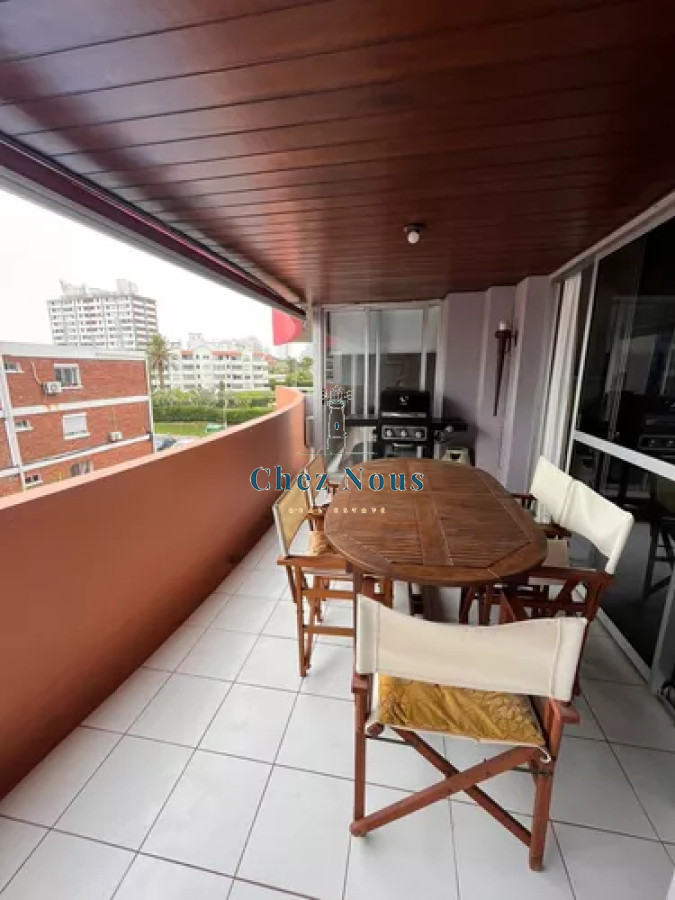 Apartamento ID.569 - Alquiler de temporada - 2 dormitorios Playa Brava con parrillero a gas.