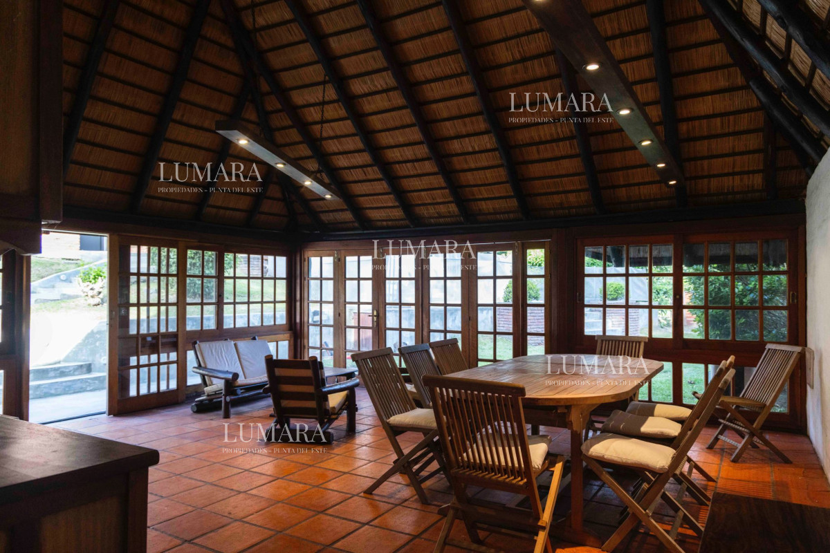 Casa ID.11 - Casa en venta 4 dormitorios - Pinares Piscina Climatizada.