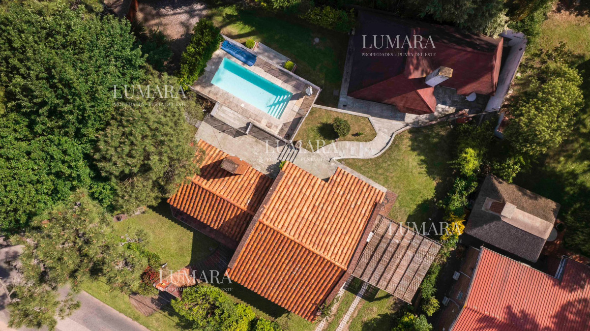 Casa ID.11 - Casa en venta 4 dormitorios - Pinares Piscina Climatizada.