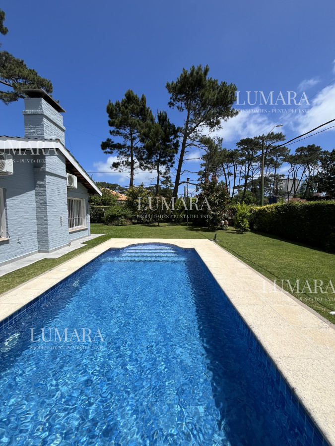 Casa ID.2709 - Casa de 4 dormitorios - Playa Mansa, Barbacoa, Piscina Climatizada.