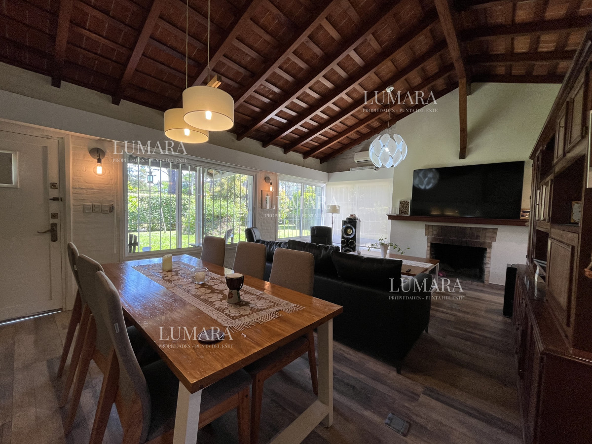 Casa ID.2709 - Casa de 4 dormitorios - Playa Mansa, Barbacoa, Piscina Climatizada.