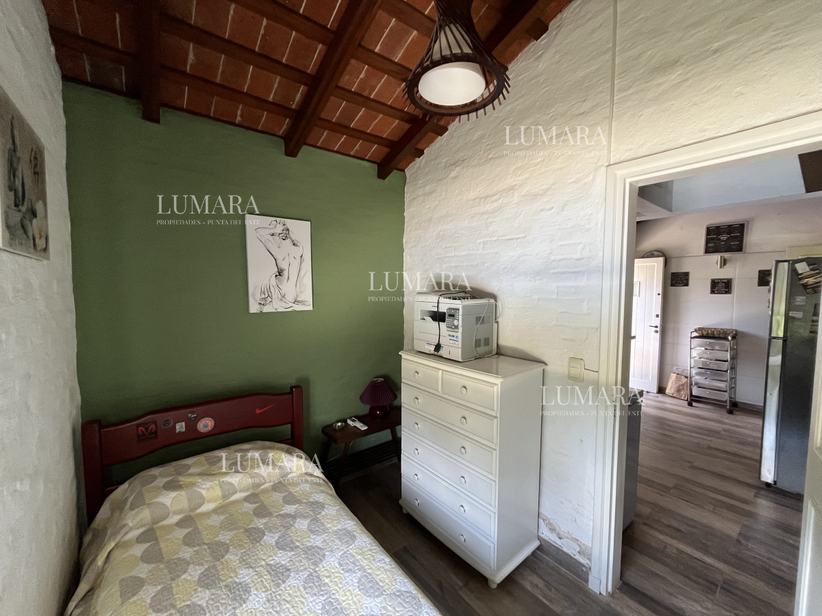 Casa ID.2709 - Casa de 4 dormitorios - Playa Mansa, Barbacoa, Piscina Climatizada.