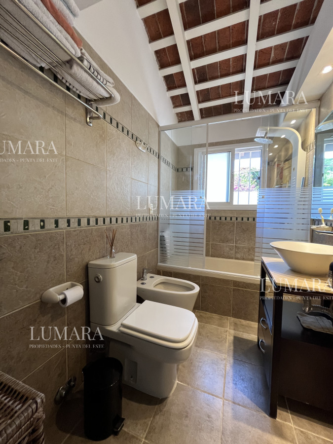 Casa ID.2709 - Casa de 4 dormitorios - Playa Mansa, Barbacoa, Piscina Climatizada.