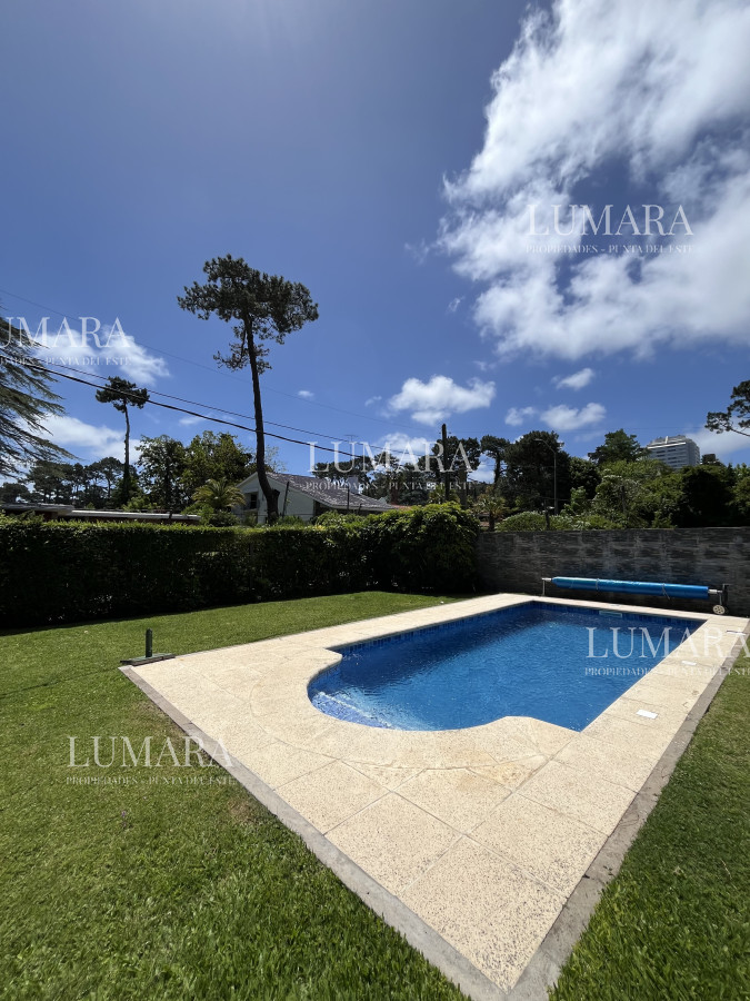 Casa ID.2709 - Casa de 4 dormitorios - Playa Mansa, Barbacoa, Piscina Climatizada.