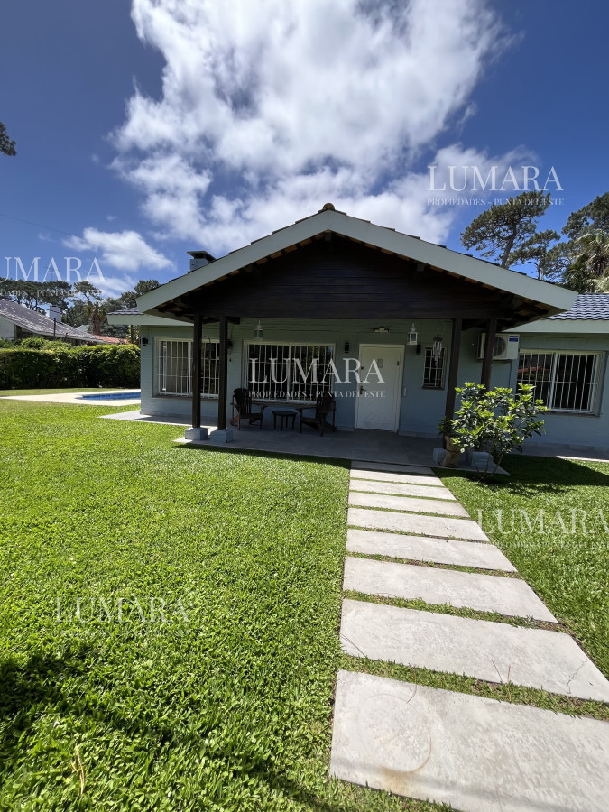 Casa ID.2709 - Casa de 4 dormitorios - Playa Mansa, Barbacoa, Piscina Climatizada.
