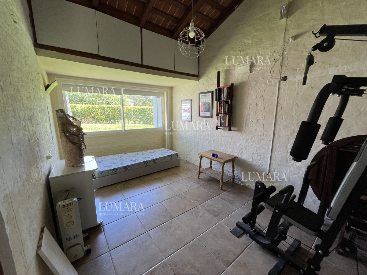 Casa ID.2709 - Casa de 4 dormitorios - Playa Mansa, Barbacoa, Piscina Climatizada.