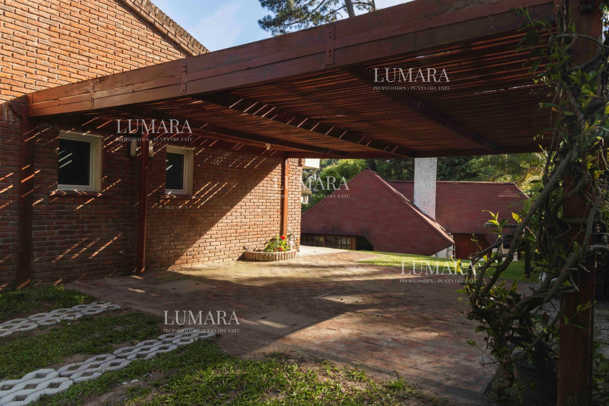 Casa ID.11 - Casa en venta 4 dormitorios - Pinares Piscina Climatizada.
