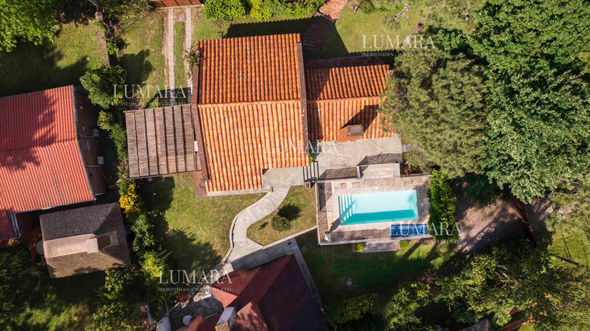 Casa ID.11 - Casa en venta 4 dormitorios - Pinares Piscina Climatizada.