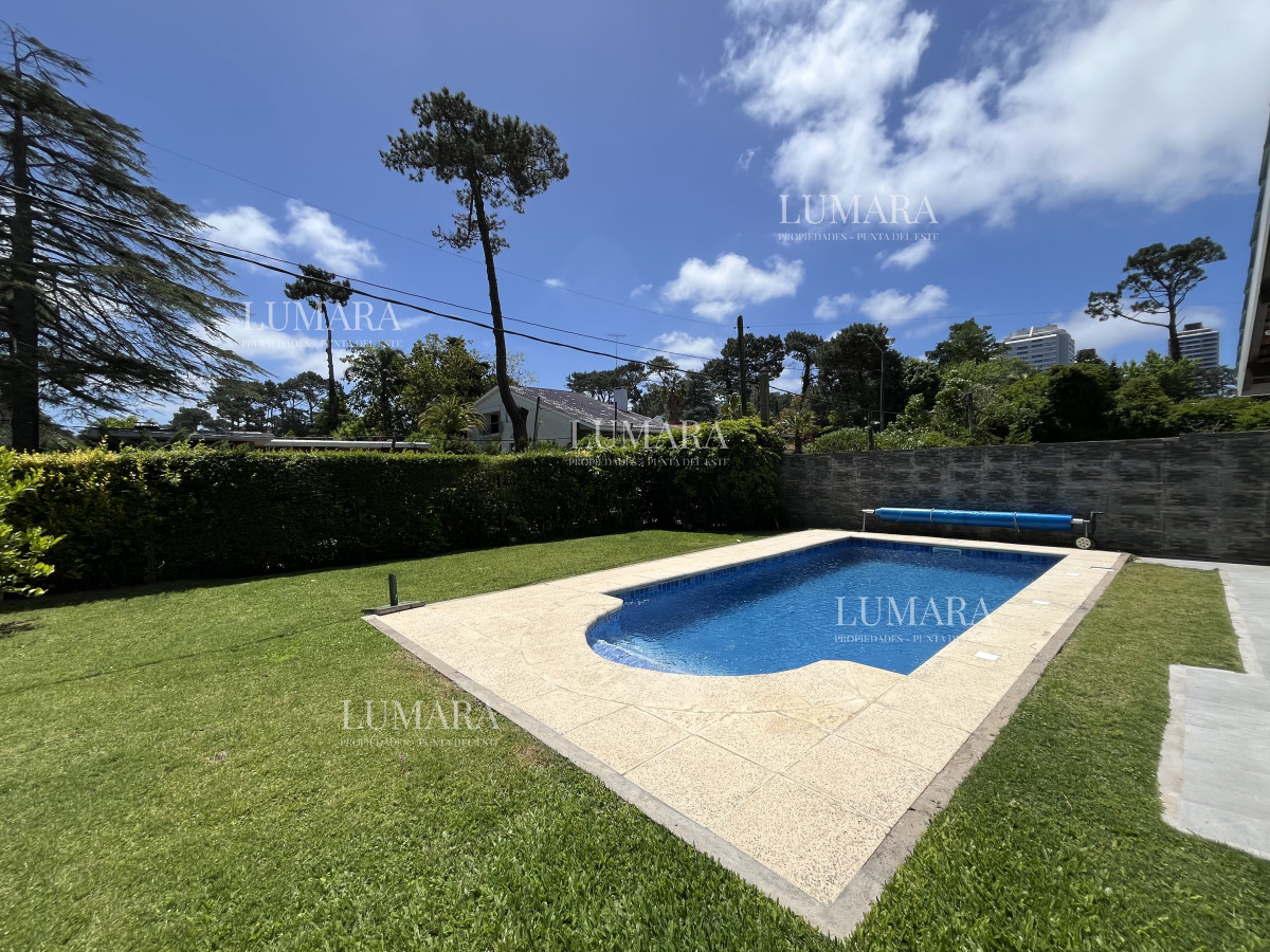 Casa ID.2709 - Casa de 4 dormitorios - Playa Mansa, Barbacoa, Piscina Climatizada.