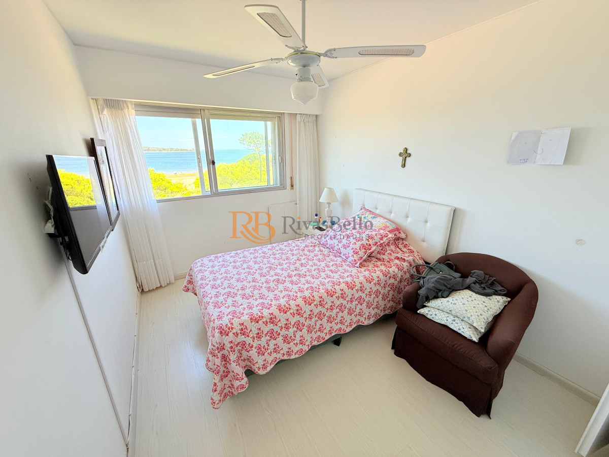 Apartamento ID.17 - Apartamento con parrillero de 4 dormitorios frente al mar - Playa Mansa.