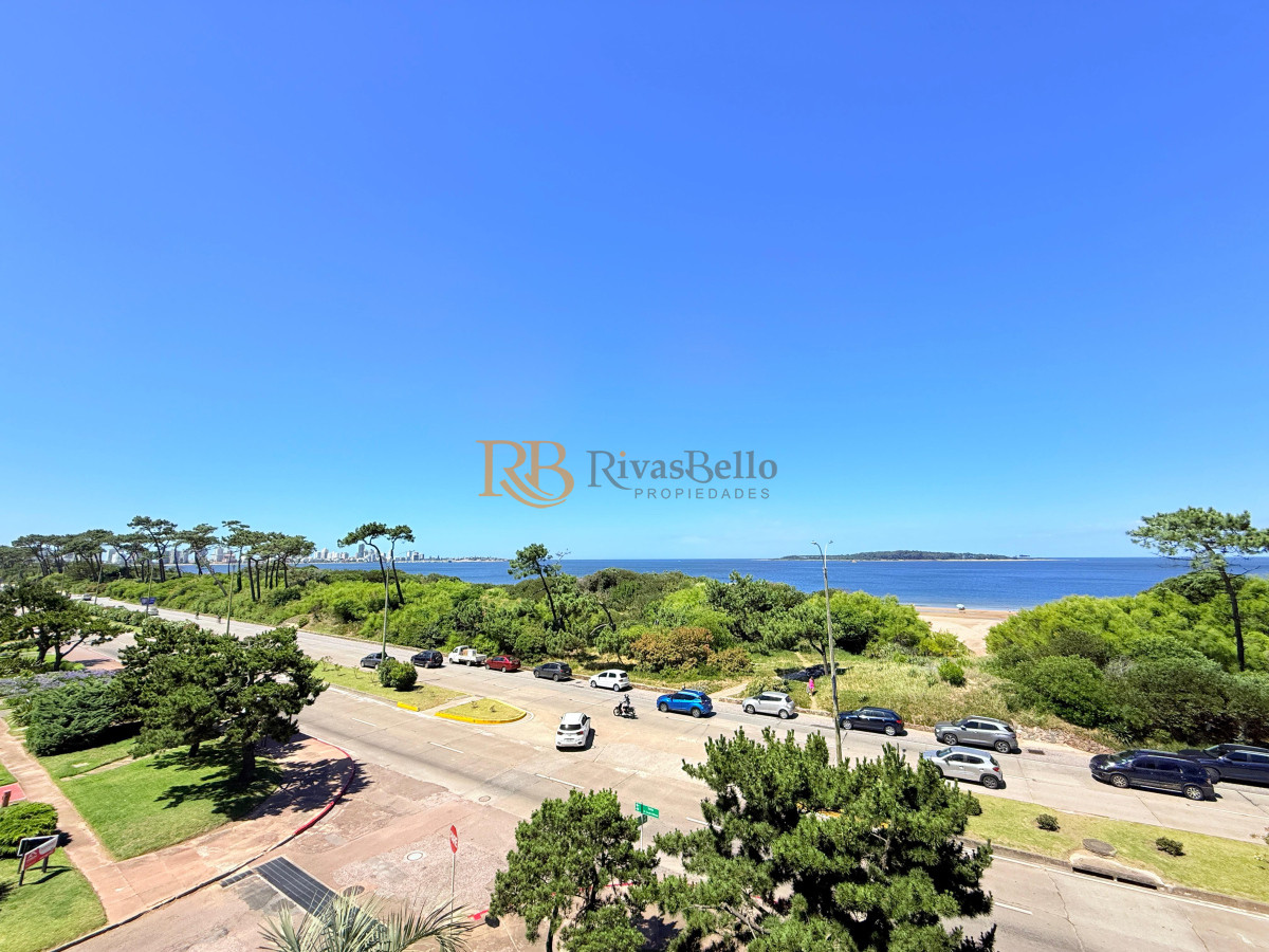 Apartamento ID.17 - Apartamento con parrillero de 4 dormitorios frente al mar - Playa Mansa.