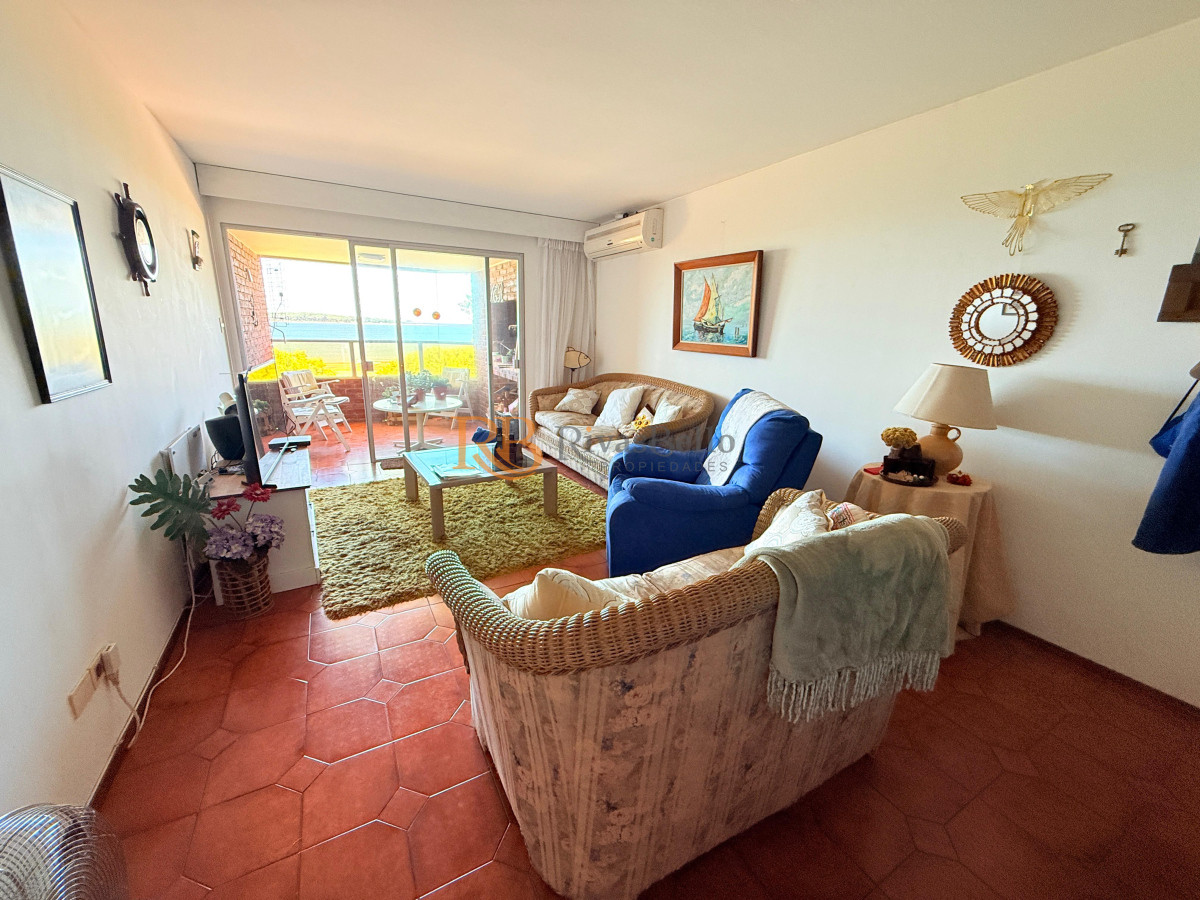 Apartamento ID.17 - Apartamento con parrillero de 4 dormitorios frente al mar - Playa Mansa.