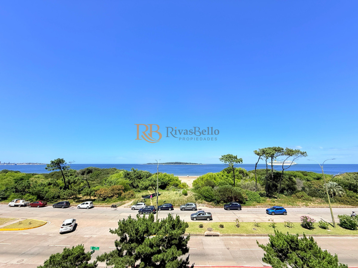 Apartamento ID.17 - Apartamento con parrillero de 4 dormitorios frente al mar - Playa Mansa.