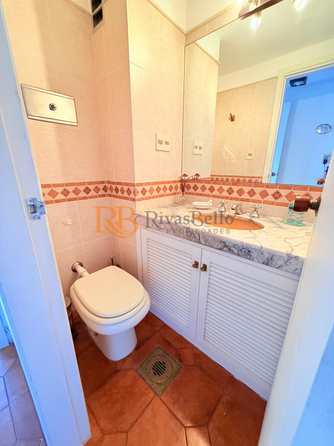 Apartamento ID.17 - Apartamento con parrillero de 4 dormitorios frente al mar - Playa Mansa.