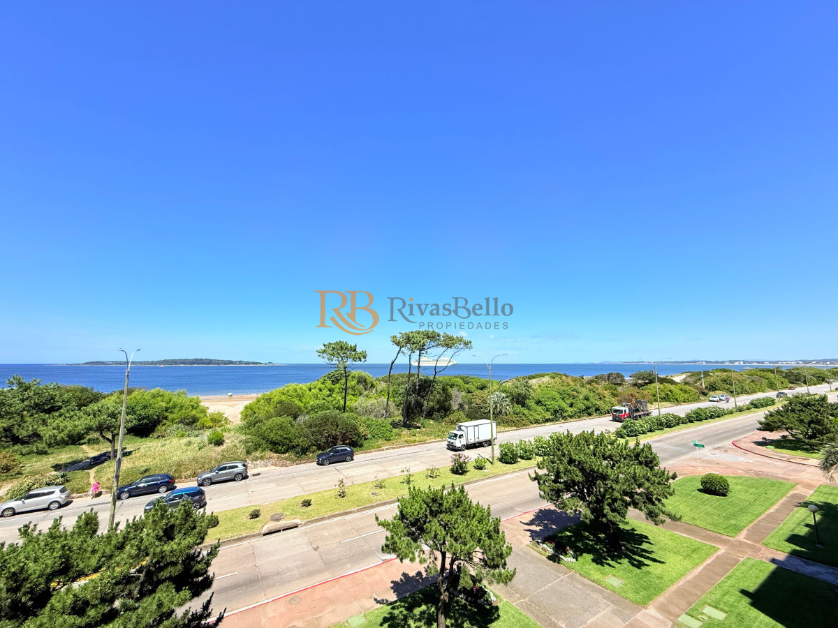 Apartamento ID.17 - Apartamento con parrillero de 4 dormitorios frente al mar - Playa Mansa.