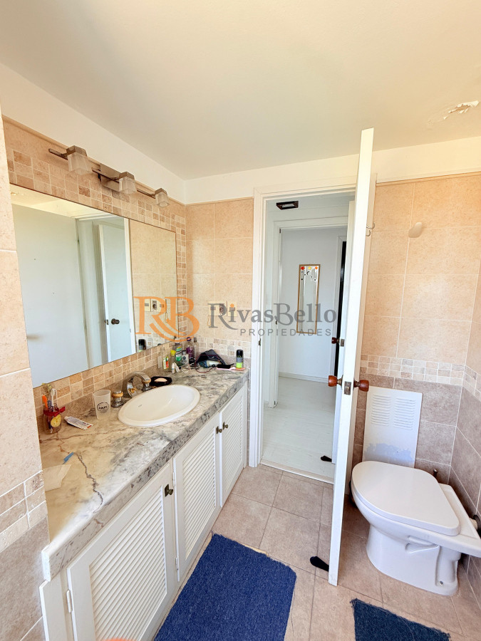 Apartamento ID.17 - Apartamento con parrillero de 4 dormitorios frente al mar - Playa Mansa.