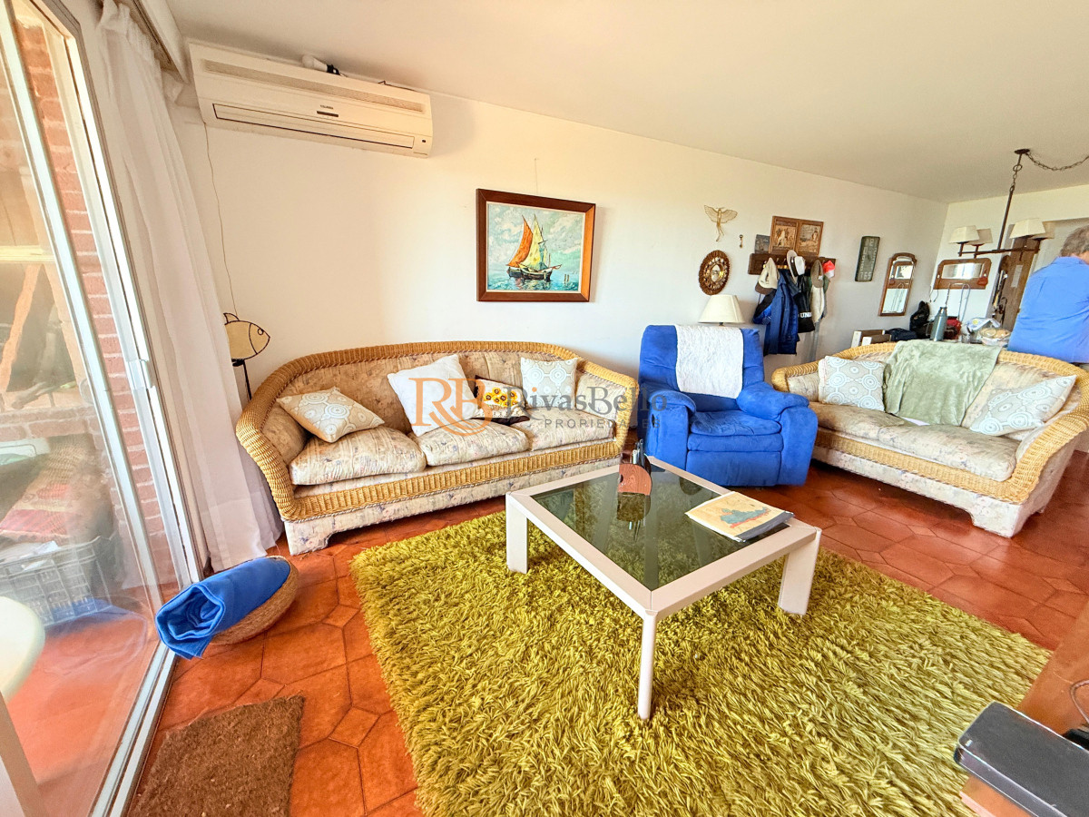 Apartamento ID.17 - Apartamento con parrillero de 4 dormitorios frente al mar - Playa Mansa.